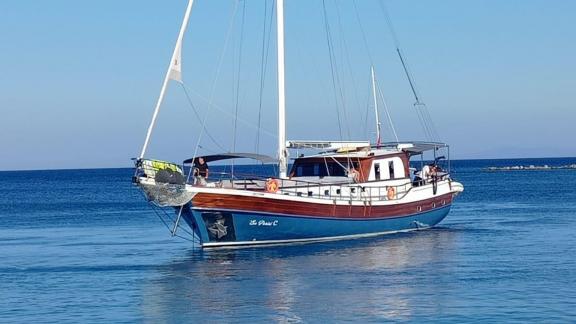 Enjoy a luxurious yacht charter with Gulet Su Perisi C, perfect for up to 8 people.