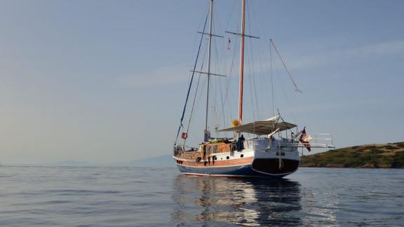 Die Gulet Sıla ruht auf dem stillen Wasser vor der Küste von Bodrum, ideal für entspannende Segeltörns.