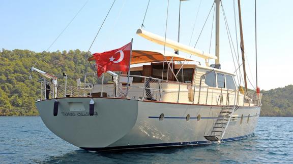 In Bodrum Gulet chartern Option Tango Charlie Heckansicht mit Leiter und Flagge sichtbar.