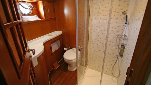 In Bodrum Gulet chartern Option Tango Charlie Badezimmer mit Dusche Waschbecken und Toilette sichtbar.