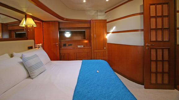 In Bodrum Gulet chartern Option Tango Charlie Masterkabine mit großem Bett und komfortablem Innenraum sichtbar.