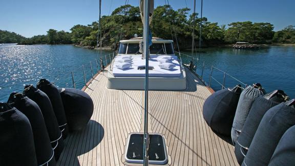 In Bodrum Gulet chartern Option Tango Charlie Vordeck mit Sonnenliegen und Laufbereich sichtbar.