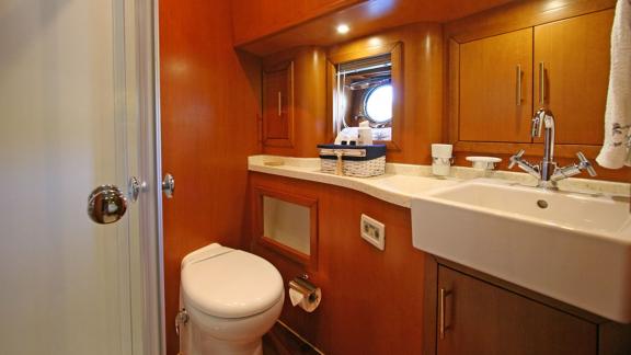 In Bodrum Gulet chartern Option Tango Charlie Badezimmer mit Waschbecken Schränken und Toilette sichtbar.