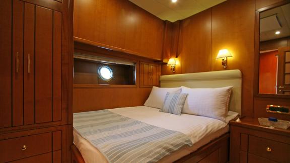 In Bodrum Gulet chartern Option Tango Charlie Kabine mit Doppelbett Stauraum und Beleuchtung sichtbar.