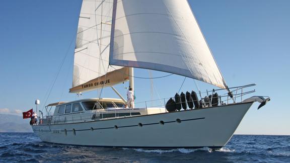In Bodrum Gulet chartern Option Tango Charlie fährt mit Segeln in Seitenansicht auf dem Meer sichtbar.