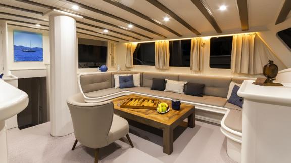 The Blue Sea Yachtcharter bietet ein luxuriöses Erlebnis im eleganten Salon.