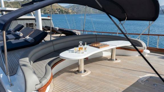 In Marmaris Gulet chartern Option Tosca Vordeck mit Sonnenliegen und Meerblick für entspanntes Erlebnis sichtbar.