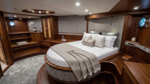 In Marmaris Gulet chartern Option Tosca Masterkabine mit großem Bett und elegantem Design für komfortable Nutzung.