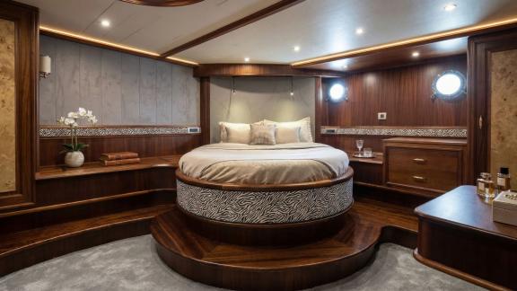 In Marmaris Gulet chartern Option Tosca Masterkabine mit rundem Bett und elegantem Design für komfortable Nutzung.