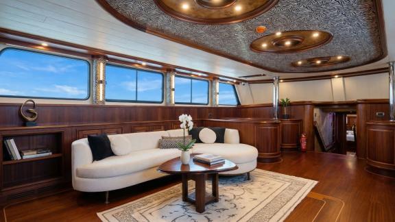 In Marmaris Gulet chartern Option Tosca Salon mit großen Sofas und modernem Design für komfortables Erlebnis sichtbar.