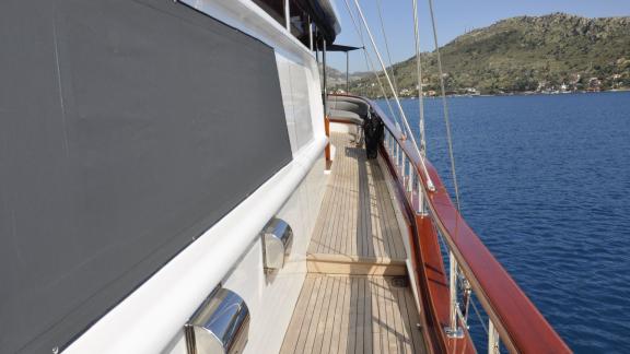 In Marmaris Gulet chartern Option Tosca Seitendeck mit sicherem Gehbereich und Meerblick für komfortable Nutzung.