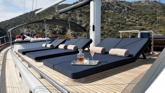 In Marmaris Gulet chartern Option Tosca Vordeck mit Sonnenliegen und Meerblick für entspanntes Erlebnis sichtbar.