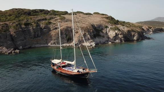 Exklusive Gulet vor der atemberaubenden Küste von Bodrum, ideal für Abenteuer in unberührten Buchten.