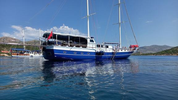 Fethiye'nin turkuaz sularında, 16 kişiye kadar olan gruplar için mükemmel Turquoise Seas gulet yatı.