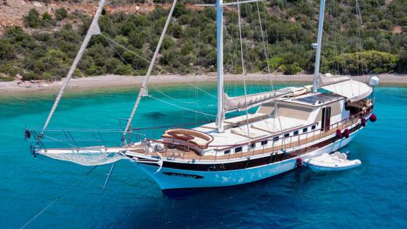 Charter the luxurious Gulet Uluçınar in Bodrum, Turkey, for unforgettable sailing adventures.