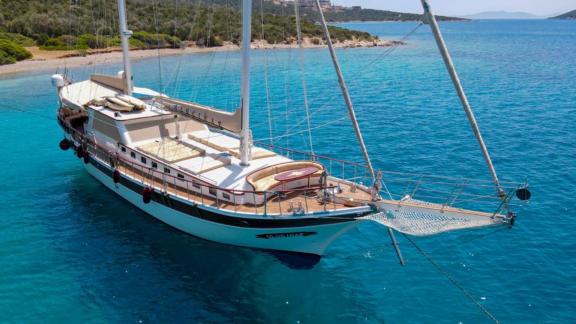 Luxuriöse Gulet Uluçınar in Bodrum, Türkei, ideal für exklusive Segelabenteuer.