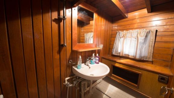 Classic bathroom on Gulet Valerie with wooden details.