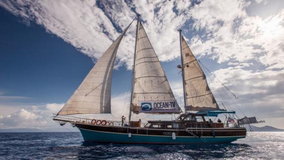 Seitenansicht von Gulet Valerie mit gesetzten Segeln, bewölkter Himmel.