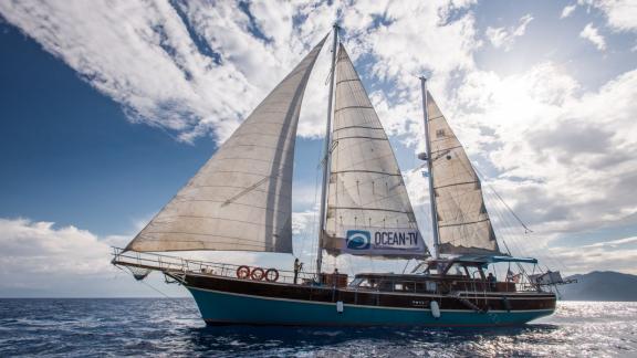 Gulet Valerie auf See mit gesetzten Segeln und Sonnenstrahlen.