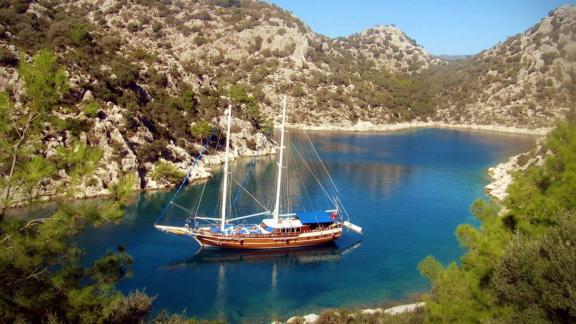 Wunderschöne 26-Meter-Gulet, vor Anker in einer malerischen Bucht inmitten von Bergen.