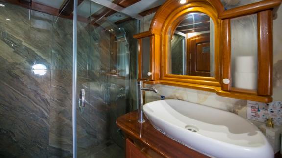 Private bathroom aboard the Viago Nella Speranza gulet, featuring elegant design and practical space for blue cruises.