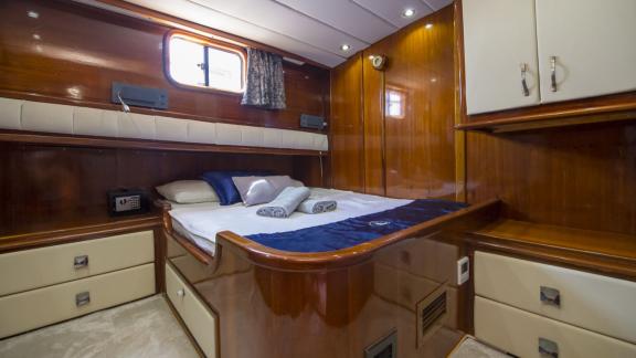 Double guest cabin aboard the 7 cabin Viago Nella Speranza gulet, available for private gulet charter cruises from Marma