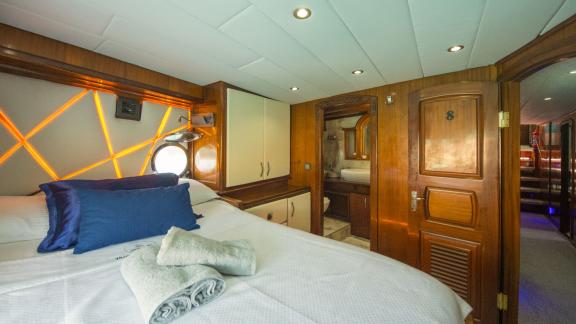 Double cabin of the Viago Nella Speranza gulet in Marmaris, offering relaxing and comfortable accommodation at sea.