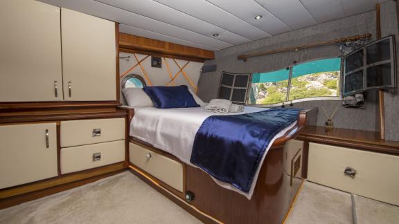Double cabin of the Viago Nella Speranza gulet in Marmaris, offering peaceful accommodation during yacht charter holiday