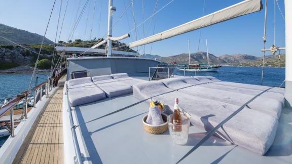 Foredeck sunbathing area of the Viago Nella Speranza gulet in Marmaris, enhancing comfort during yacht charter holidays.