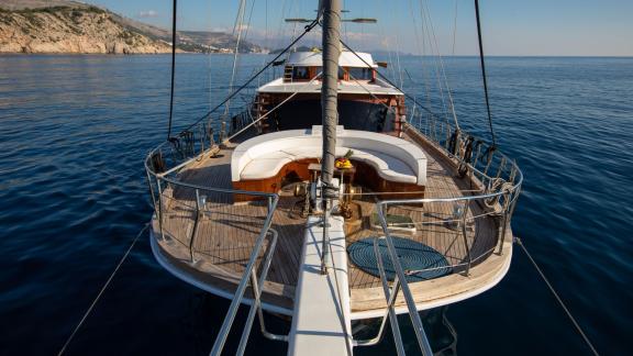 Blick auf das elegante Deck des Gulet Vivere in den ruhigen Gewässern von Dubrovnik, Kroatien