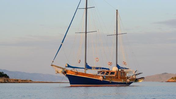 Die prächtige Gulet Xenos 2 in ruhiger Bucht in Bodrum. Ideal für luxuriöse Yachtcharter.