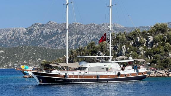 Die elegante Gulet Yarımadalı vor der malerischen Küste von Marmaris, Türkei. Ideal für luxuriöse Yachtcharter.