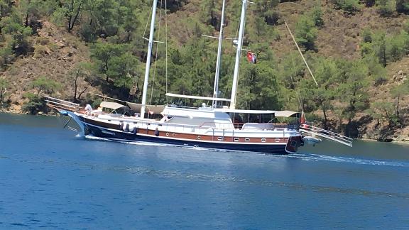 Die beeindruckende Gulet Yarımadalı segelt entlang der grünen Küstenlandschaft von Marmaris, Türkei.