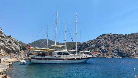 Die Gulet Zehra Sultan bietet Platz für bis zu 12 Personen und liegt malerisch vor Anker in Marmaris.