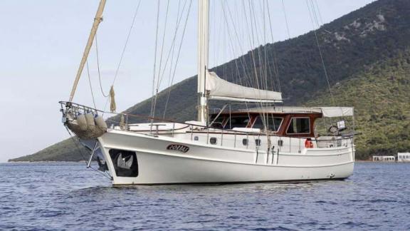 Bodrum Gulet Charter – segeln Sie mit der Zorbas entlang malerischer Küsten und genießen Sie die Ruhe des Meeres.