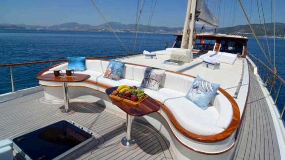 Bodrum Gulet Charter – genießen Sie den Komfort auf dem weitläufigen Deck von Zorbas mit traumhaftem Meerblick.