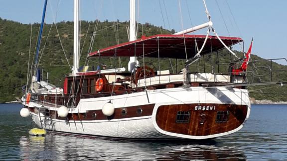Die Gulet Erşen 1 vor Anker in einer idyllischen Bucht in Bodrum, bietet einen Blick auf das geräumige Deck und die umge