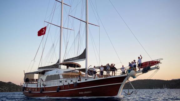 Проведите незабываемые моменты с друзьями на роскошном гулете в Мармарисе.