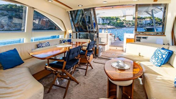 The salon of Parodia II in Mallorca includes large windows, two tables and seating areas.