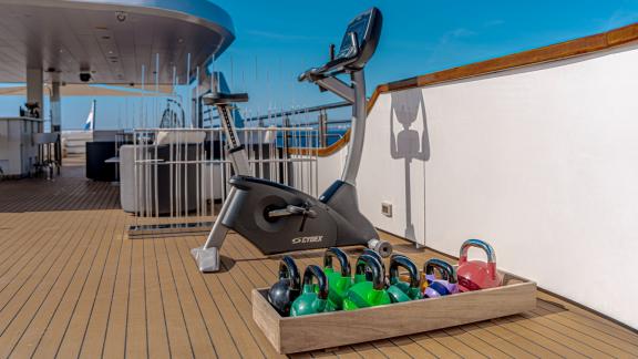 Yachtcharter: Workout in the fitness area of the Mega Yacht Cristal and enjoy the views in Croatia.