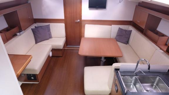 Fox yelkenli yatın geniş oturma ve yemek alanı, konforlu bir ortam sağlıyor.