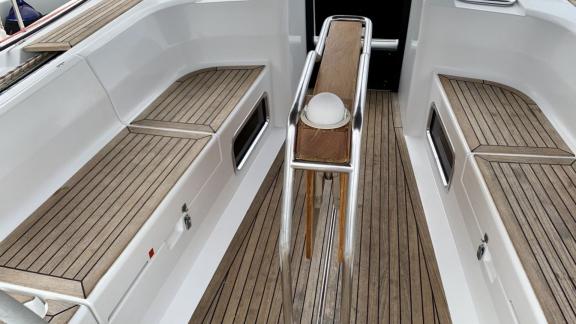 Der Sitzbereich auf dem Deck der Taurus 6 Yacht zeichnet sich durch Holzelemente aus.