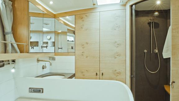 Das moderne Badezimmer auf der Luxusyacht Helene bietet Komfort und stilvolles Design.