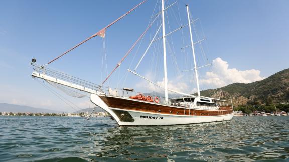 Die prächtige Gulet Holiday X mit 10 Kabinen liegt majestätisch im Hafen von Fethiye, bereit für ihre nächste Reise.