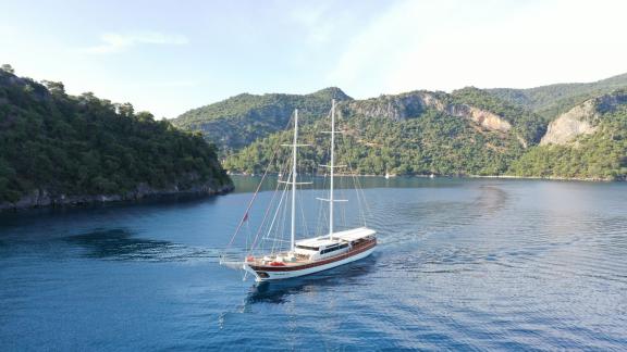 Die elegante Gulet Holiday X mit 10 Kabinen fährt durch die friedlichen und malerischen Buchten von Fethiye.