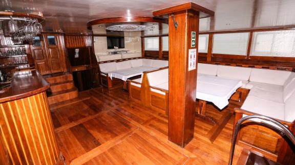 Der einladende Innenbereich der Gulet Holiday X in Fethiye, ausgestattet mit bequemen Sitzgelegenheiten. Die Yacht verfü