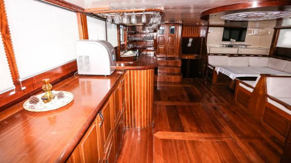 Der stilvolle Barbereich der Gulet Holiday X in Fethiye, bietet eine gemütliche Atmosphäre. Die Yacht hat 10 Kabinen.