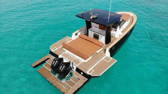 Ibiza kıyılarında konumlanan Martone motoryatın geniş arka güvertesi rahat bir günlük yat kiralama sunar.
