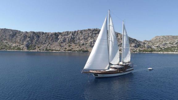 Erleben Sie luxuriöse Momente auf der Gulet İlknur Sultan vor der malerischen Küste von Fethiye.