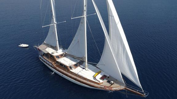 Sail on the elegant Gulet İlknur Sultan and enjoy the clear waters of Fethiye.